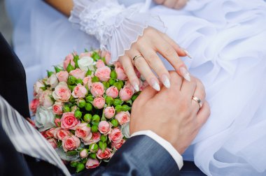 Gelin ve damat ile alyans bir arka plan üzerinde eller 