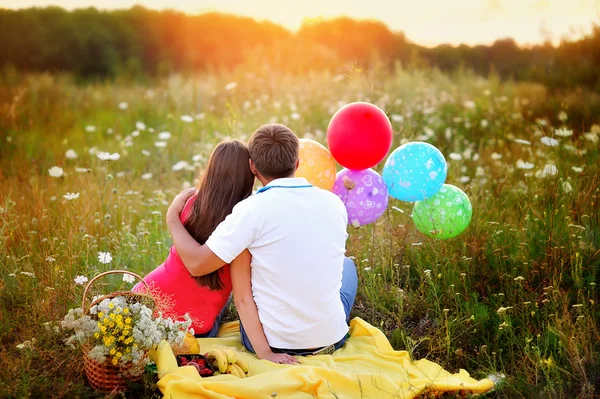 Jong verliefd stel wandelen in het park — Stockfoto