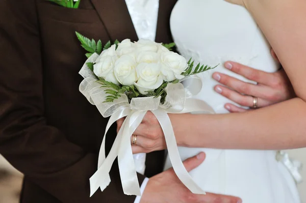 신부 및 신랑의 손에 장미의 흰색 웨딩 부케 — 스톡 사진