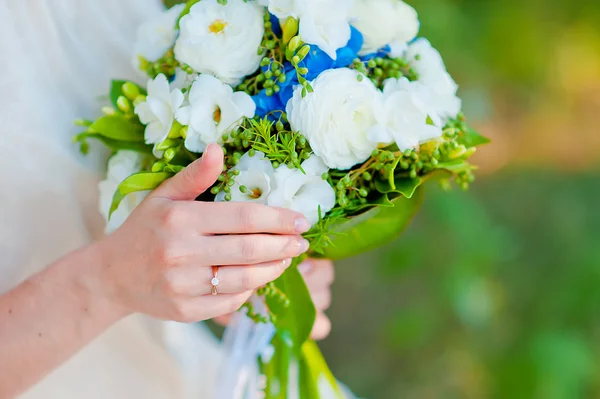 Mariée avec une bague tenant un bouquet de mariage d'hortensia bleu fl — Photo