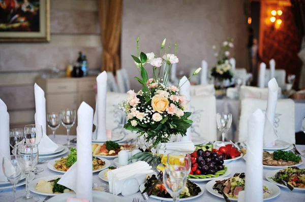 Stole ozdobionym kwiaty ślubne obiad — Zdjęcie stockowe