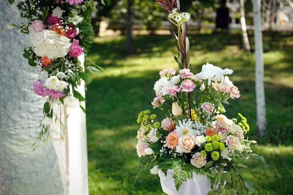 Decoração de flores em uma cerimônia de casamento — Fotografia de Stock