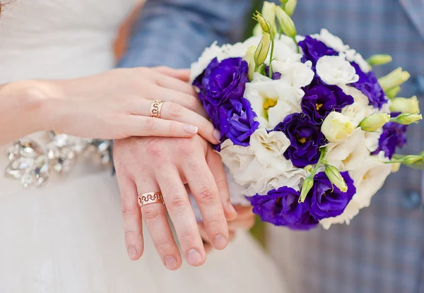 Manos de la novia y el novio con anillos de boda — Foto de Stock