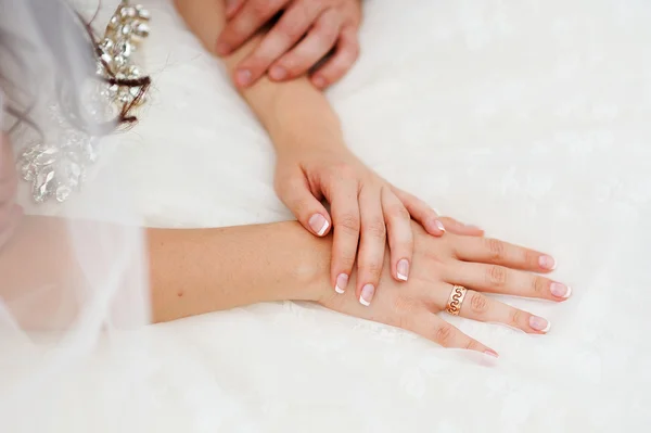 Кружево белое свадебное платье с длинными рукавами. Женские руки — стоковое фото