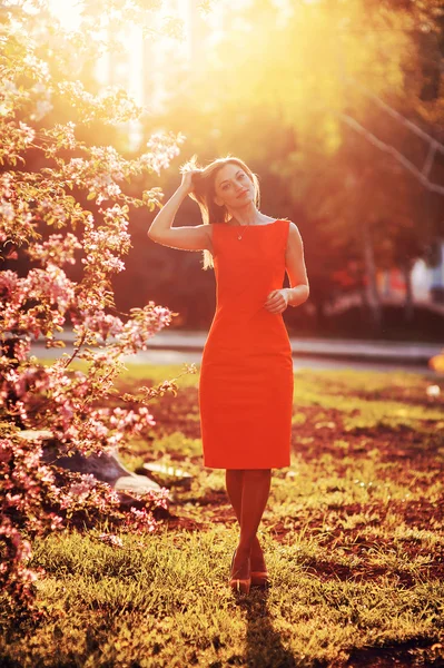 Žena v jarní zahradě zapadajícího slunce — Stock fotografie
