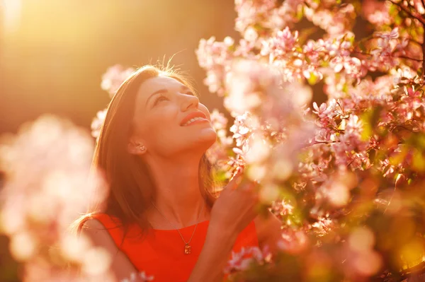 Piękna wiosenna kobieta w ogrodzie — Zdjęcie stockowe