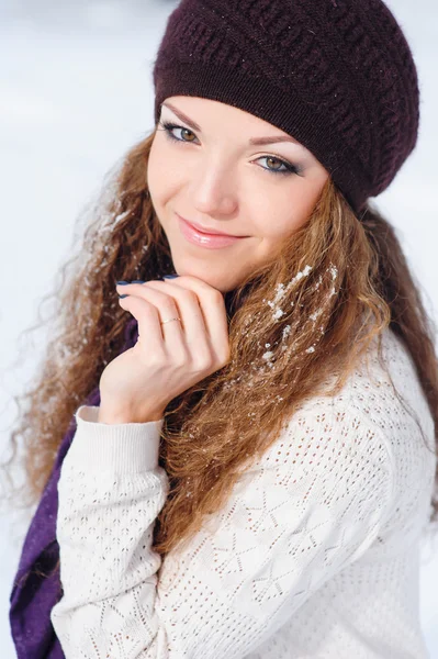 Portret van een mooie jonge vrouw met sneeuw op haar — Stockfoto