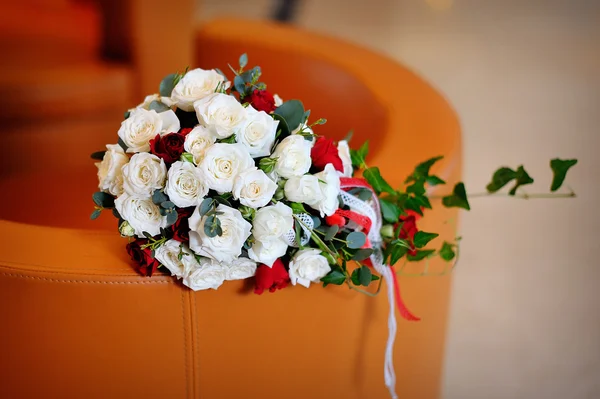 Buquê de noivas de rosas brancas e vermelhas — Fotografia de Stock