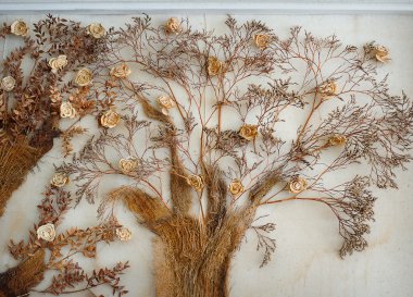 ağaç eller üzerinde duvar resmi yaptı.