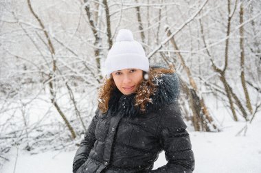 Kış örme beyaz şapkalı genç kadın