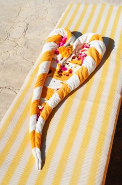 kalp üzerinde bir tembel çiçekli havlu