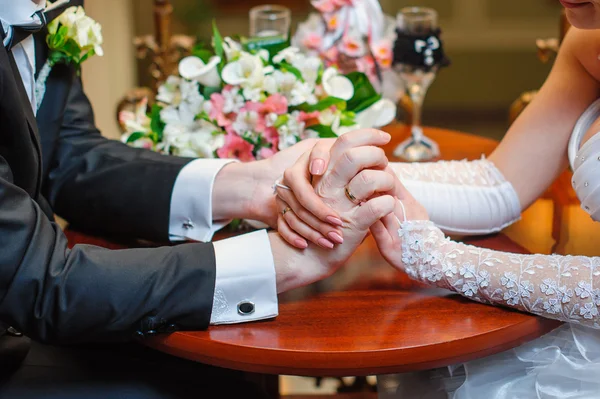 Brudens och brudgummens händer — Stockfoto