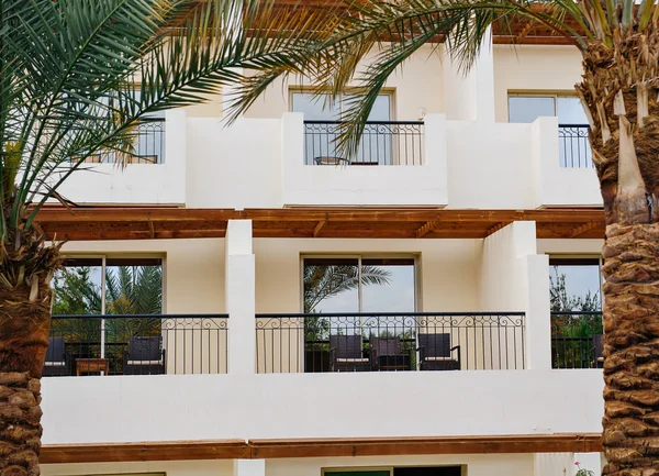 Edificio con ventana en un entorno tropical — Foto de Stock