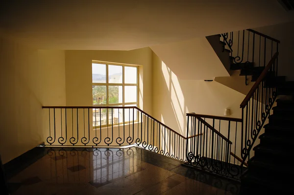 Okna i schody w holu — Zdjęcie stockowe