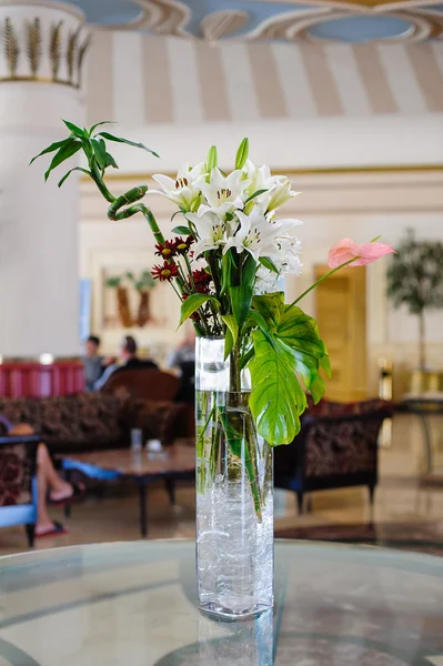 Fiori di giglio bianco in un vaso — Foto Stock