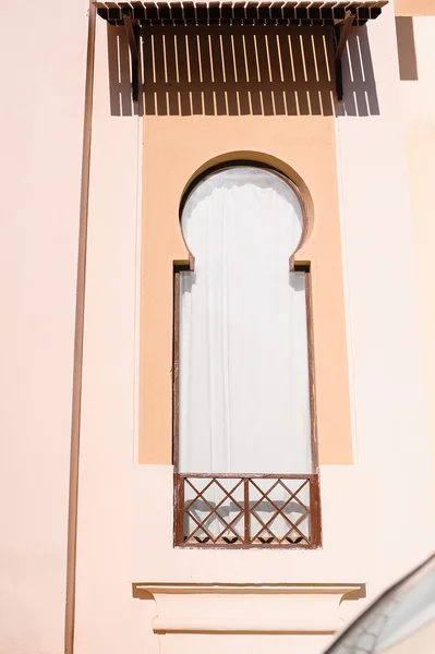 Ventana en el edificio en estilo árabe — Foto de Stock