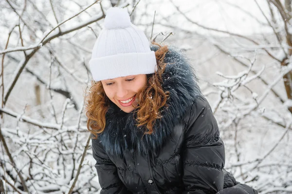 Jovem mulher no inverno chapéu de malha — Fotografia de Stock