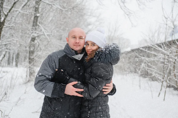 Молодая пара влюбленная прогулка в зимнем парке — стоковое фото