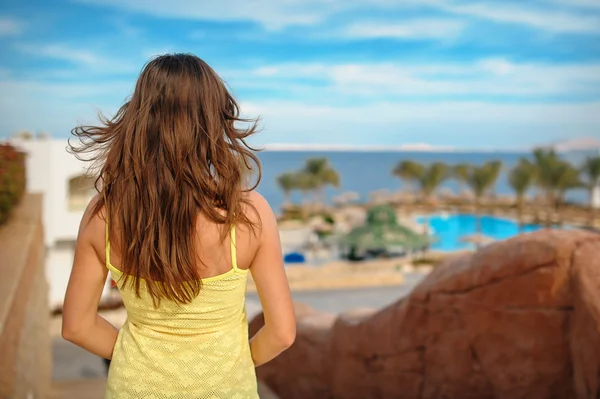 Frau im Urlaub mit Blick auf das Meer Ägypten — Stockfoto