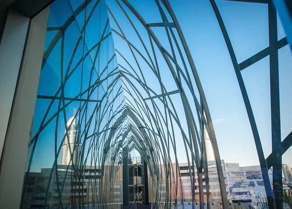 Perspectiva reflejada en el edificio de vidrio —  Fotos de Stock