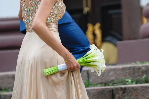 Mariée tenant bouquet de lys calla blanc — Photo