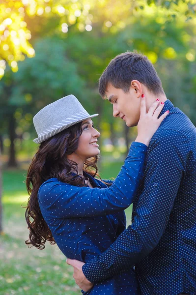 Pareja enamorada paseando juntos en un hermoso parque — Foto de Stock