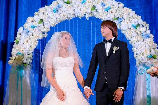 Bräutigam und Braut mit einem Strauß und posieren an ihrem Hochzeitstag. enj — Stockfoto