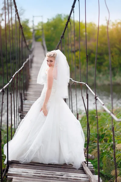 Novia feliz en el puente — Foto de Stock