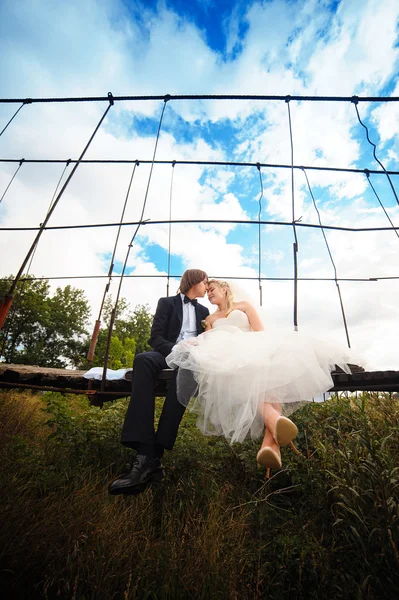 Noivo noiva no casamento no parque — Fotografia de Stock