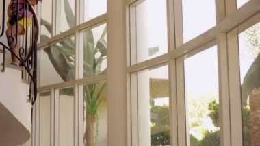 Güzel kız merdivende ayakta