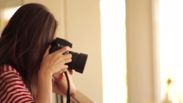 Jong meisje nemen van een pic met camera — Stockvideo