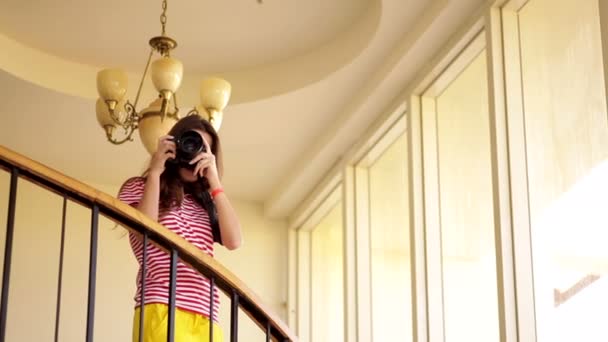 Молодая девушка делает фото с камерой — стоковое видео