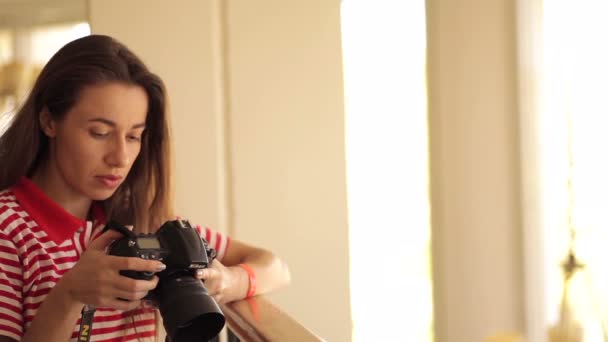 Giovane ragazza prendendo una foto con macchina fotografica — Video Stock