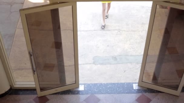 카메라와 함께 아름 다운 소녀 입력 호텔 — 비디오
