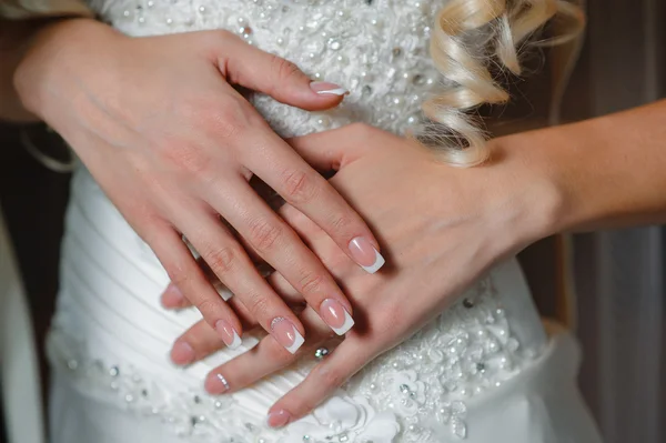 Manicure bruid op achtergrond van trouwjurk — Stockfoto