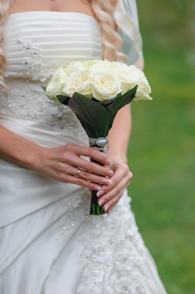 Bruid houdt een bruiloft boeket van wit — Stockfoto