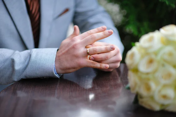 Novia con un anillo de bodas en su mano — Foto de Stock