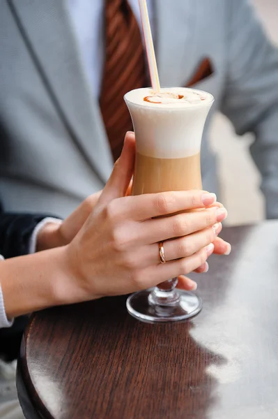 Novia bebiendo un café con leche con un corazón —  Fotos de Stock