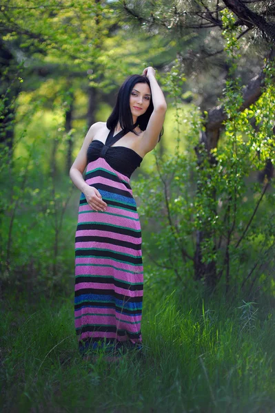 Bahar bir parkta genç kadın — Stok fotoğraf