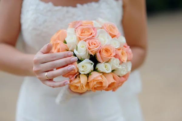 Невеста с букетом в руках — стоковое фото