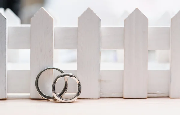 Deux anneaux de mariage en or blanc gros plan — Photo
