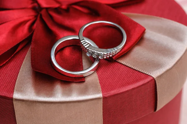 Dva snubní prsteny zblízka — Stock fotografie