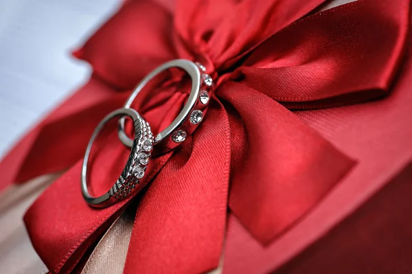 絹に石の結婚指輪 — ストック写真