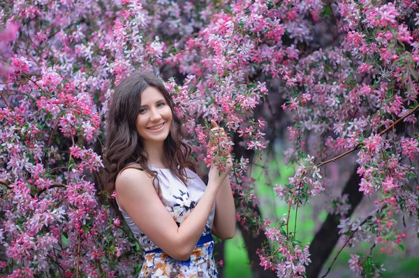 Ritratto esterno di una bella donna in primavera — Foto Stock