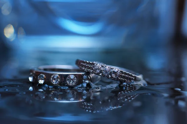 Het huwelijk van twee ringen close-up in blauw licht — Stockfoto