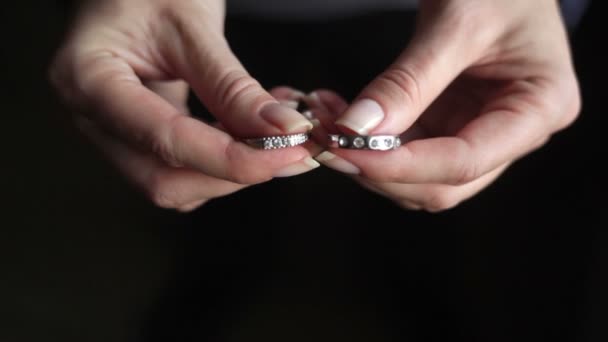 Las manos de la niña sostienen dos anillos — Vídeo de stock