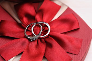 kırmızı bir arka plan üzerinde iki alyans