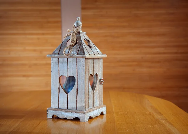 Chandelier en bois sur une table — Photo