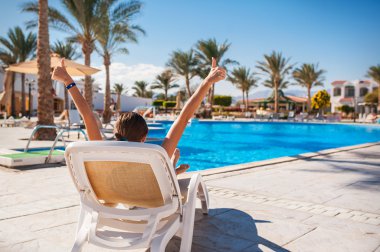 mutlu kız tatil yaz aylarında bir şezlong üzerinde