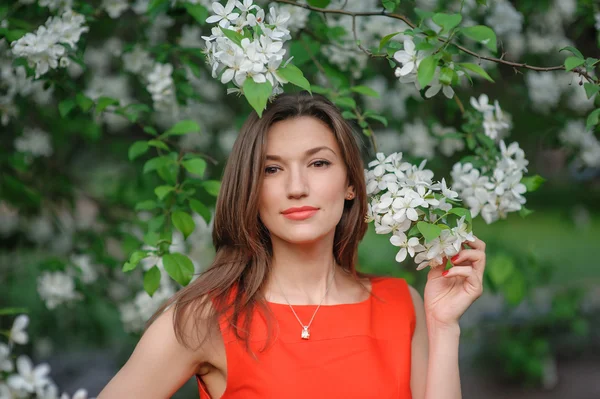 Jovem mulher em um parque na primavera — Fotografia de Stock